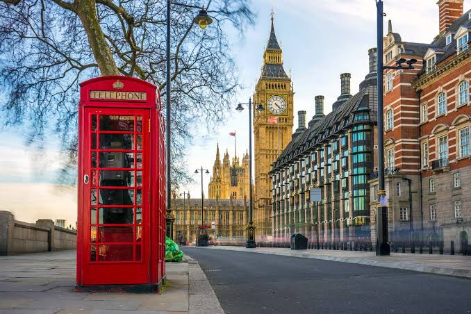 Big Ben e cabine telefônica vermelha em Londres
